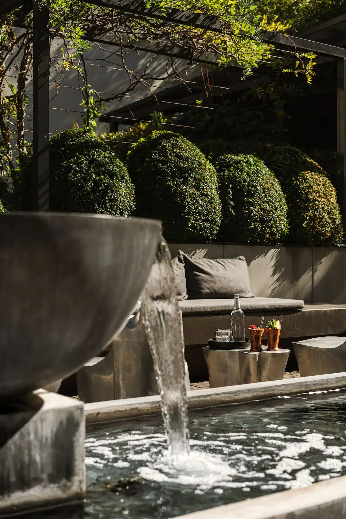 Roomers Frankfurt Wellnessbereich – Luxus-Sauna und Whirlpool für Entspannung