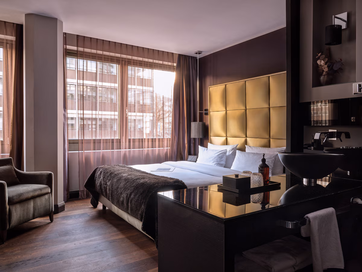 Roomers Frankfurt Zimmer – Schallisolierte Deluxe-Suite mit Minibar